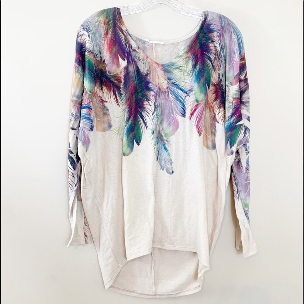 Enti Glamour Feather Print High-Low Cream Top